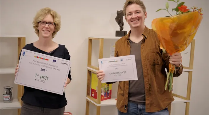 Mirjam Gunther neemt eerste prijs in ontvangst